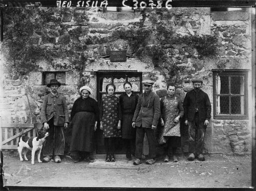 Grand Père et Grand Mère Fradin, les deux soeurs, le jeune Fradin, son père et sa mère : [photographie de presse] / Agence Meurisse