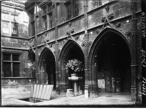 Musée de Cluny : entrée du cloître : [photographie de presse] / Agence Meurisse