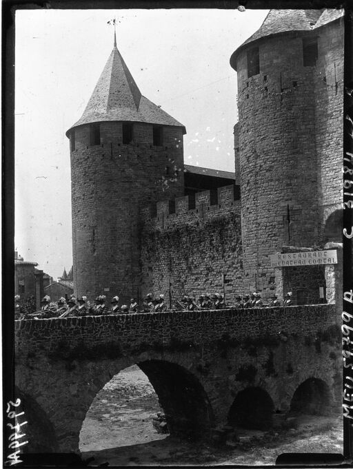 Carcassonne : les trompettes sortant du château : [photographie de presse] / Agence Meurisse