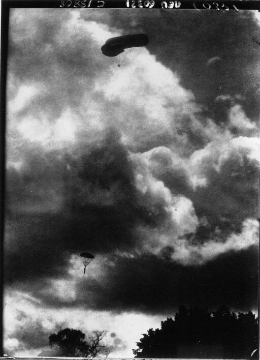 Parachute descendant from a sausage balloon: [press photograph]/Meurisse agency