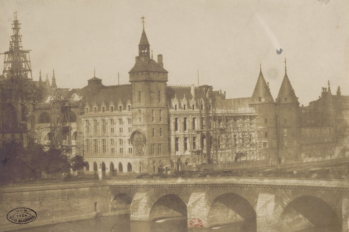 Le palais de Justice et le pont au Change, vus du quai de Gesvres, vers 1853. Attribué à Gustave Le Gray (1820-1884)