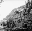 Région sud de Jérusalem, en 1901. À Aïn Bettir (ou Battir), la fontaine, dont la structure remonte à l’époque romaine tardive  1901