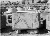 [Médamoud : monument, bloc figurant la course rituelle d'un Ptolémée devant une divinité assise sur son trône]