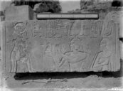 [Médamoud : monument, bloc figurant Ptolémée III et Bérénice offrant la maât à la déesse Râttaouy]