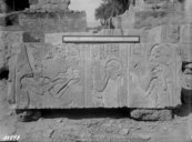[Médamoud : monument, bloc figurant Ptolémée II faisant une offrande à Ptah et à Sekhmet]
