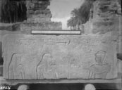 [Médamoud : monument, bloc figurant Ptolémée III faisant l'offrande d'encens à Noun et à Niout]