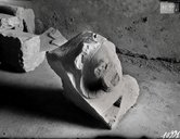 [Médamoud : objet archéologique, fragment de la partie antérieure d'une statue de lion couché]