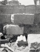 [Médamoud : monument, extrémité d'une colonne usurpée par Sobekhotep III et engagée dans les fondations du mur sud du sanctuaire]