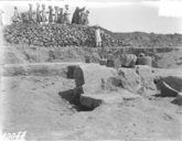 [Médamoud : chantier archéologique, mur copte partant du mur est de l'enceinte dans la section est-nord en cours de fouilles]
