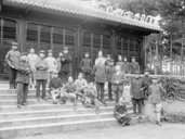 Soldats et civils indochinois et français posant sur les marches du temple du Souvenir indochinois  192.