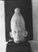 [Médamoud : objet archéologique, visage d'un colosse d'Amenemhat-Sobekhotep (Inv. 2175, Louvre E 12924)]