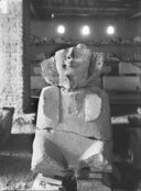 [Médamoud : objet archéologique, sphinx du dromos assemblé dans les magasins du site (Inv. 5798)]