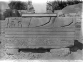 [Médamoud : monument, bloc d'une porte de Ptolémée IV avec sa dédicace (Inv. 6606)]