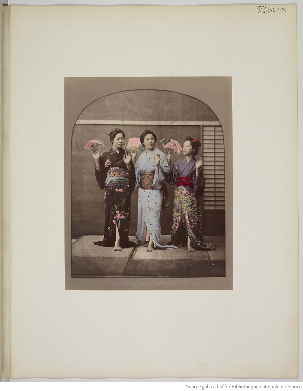 F. 237. [Trois geishas dansant] / [Auteur non identifiÃ©], [s.d.], [nÂ° 787], [3 dancing girls (Geishas)];