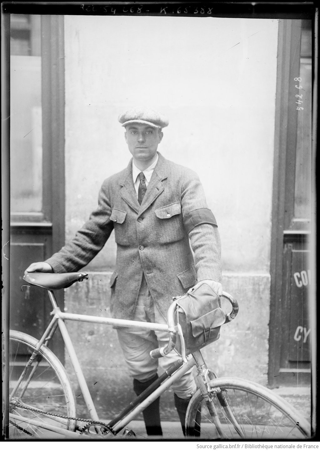 Noël [coureur cycliste, posant avec sa bicyclette] : [photographie de presse] / [Agence Rol]