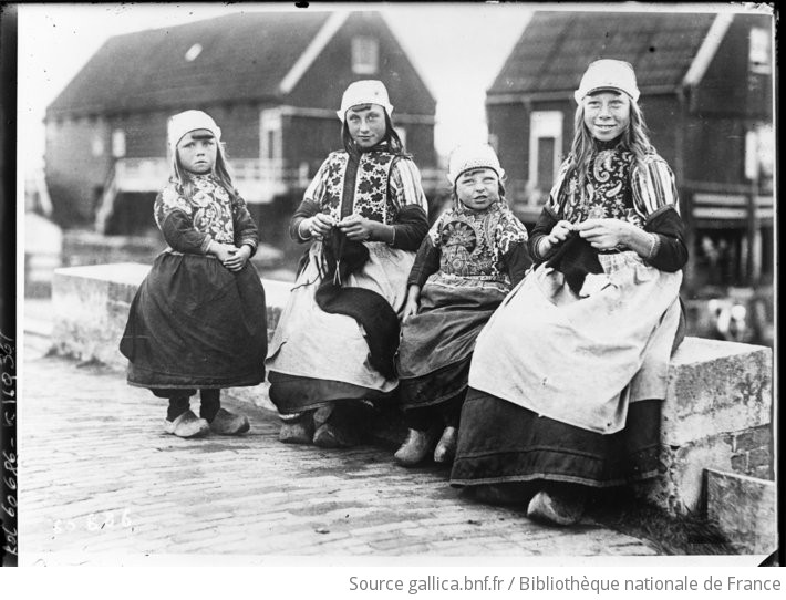 Costumes hollandais port s par des jeunes filles photographie