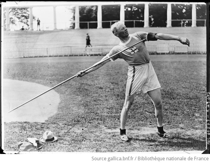 Jonni Myyrä lançant le javelot [Jeux olympiques d'Anvers] : [photographie  de presse] / [Agence Rol] | Gallica