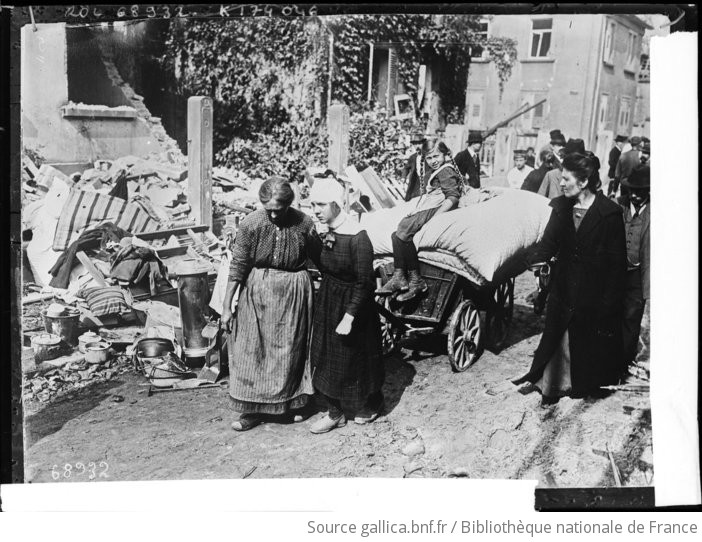 21 septembre 1921], catastrophe d'Oppau [Allemagne, exode de la population parmi les ruines après l'explosion] : [photographie de presse] / [Agence Rol] | Gallica