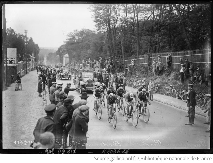 Versailles [15/5/27], [course Cycliste] Passage De Bordeaux-Paris ...