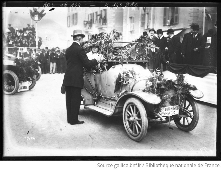 Voiture fleurie