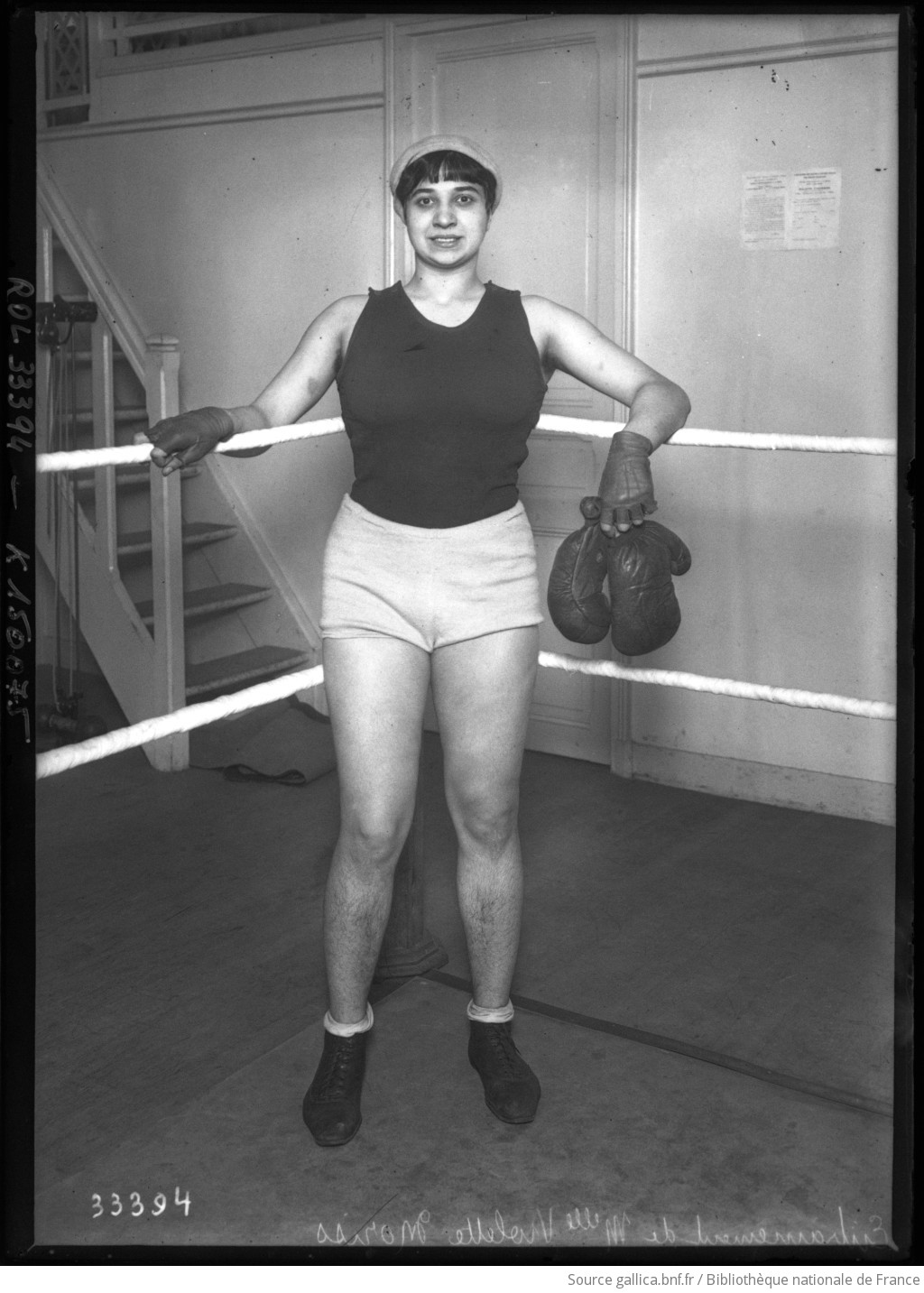 EntraÃ®nement de Melle Violette Moriss [i.e. Morris, portrait de la boxeuse sur un ring] : [photographie de presse] / [Agence Rol]