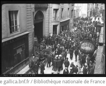 Rue du croissant [à Paris, la foule commentant les dernières dépêches liées à la crise austro-serbe] : [photographie de presse] / [Agence Rol]