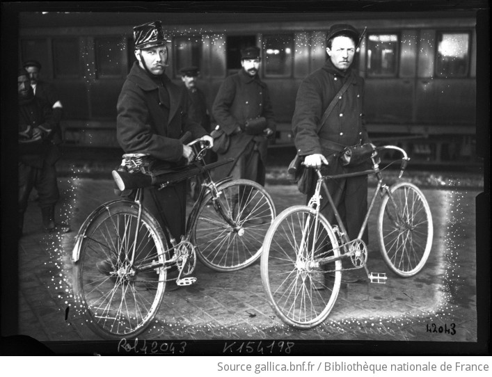 soldats à bicyclette