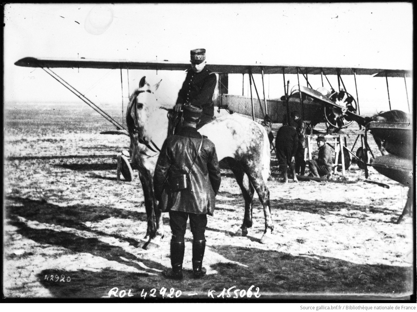 [TournÃ©e d'inspection, le capitaine Leclerc apportant des renseignements au gÃ©nÃ©ral Langle de Cary (Ã  cheval), en arriÃ¨re-plan un avion Dorand] : [photographie de presse] / [Agence Rol]