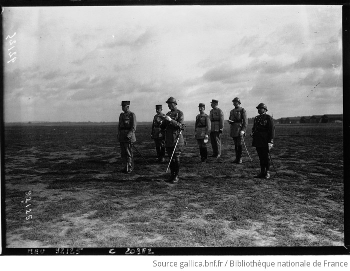 Le Bourget Anniversaire De La Mort De Guynemer Le Commandant De Lafond Lit Aux Troupes La Citation De Guynemer Photographie De Presse Agence Meurisse Gallica