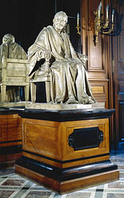 Статуя Вольтера работы Гудона, зал для почетных гостей НБФ, здание Ришелье