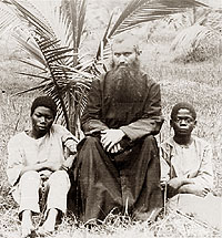 Missionnaire et petits [pahoriery] au Gabon, photographie du début du XXe siècle, provenant d'Eugène Gallois. Société de géographie