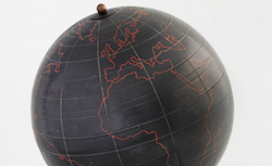 Accéder à la page "Globe scolaire muet noir, avant 1900"