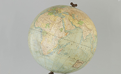 Accéder à la page "Globe terrestre, Fabrique de globes de l'Institut national de géographie de Bruxelles, avant 1920"