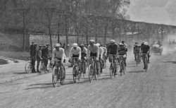      21-4-12, championnat de France de 100 km, le départ [Versailles, cyclisme] : [photographie de presse] / [Agence Rol] 