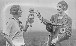       21 février 1925, match de hockey [féminin à Mitcham, Londres], université de Paris contre université de Londres, les capitaines et leurs mascottes [à g. Mlle Petibon tenant une poupée] : [photographie de presse] / [Agence Rol] 
