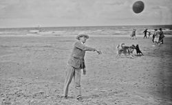      25-8-27, Deauville, Foujita joue au ballon [sur la plage] : [photographie de presse] / [Agence Rol] 