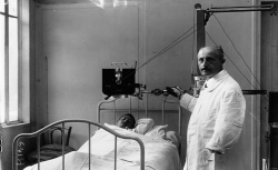 Vaillant, radiographie de Lariboisière : voiture des Rayons X amputé, demi-corps, seul 