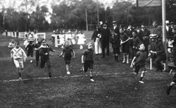      Arrivée de la course des enfants [du RCF et du Stade français], 7 juillet 1907 : [photographie de presse] / [Agence Rol] 