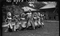 Accéder à la page "Photographies d'un groupe de danseuses de Bali devant le Pavillon de la Hollande (1931)"