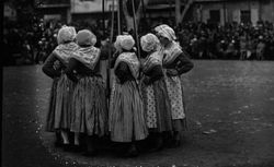 Barjols (Var) : fêtes du Centenaire de Mistral : danses provençales : [photographie de presse] / Agence Meurisse 19330