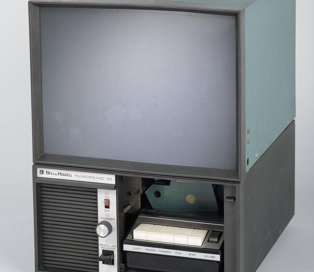 Accéder à la page "Lecteur de microfilms et cassettes audio Bell & Howell 756ADX"