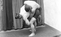 Bras roulé debout [lutteurs s'entraînant pour le Ceinture d'or 1904] : [photographie de presse] / [Agence Rol] 