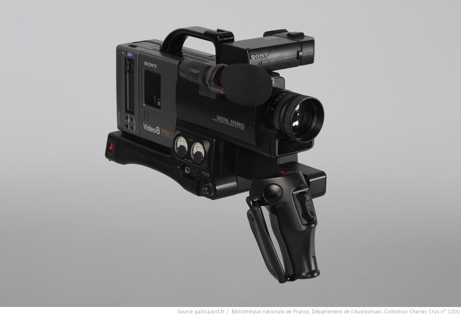 Accéder à la page "Caméscope Sony CCD-V200E"