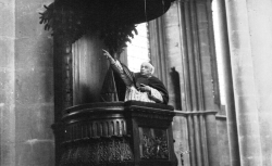 Accéder à la page "Inauguration de la Cathédrale de Reims : le Cardinal Luçon pendant son discours"