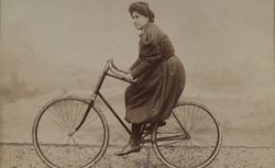 Suzanne Medinger dans      [Collection Jules Beau. Photographie sportive] : T. 1. Années 1894 et 1895 / Jules Beau 