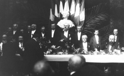 Accéder à la page "M. Poincaré, discours à la fin d'un banquet - Agence Rol, 1913"