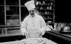 Agence Rol. [Cuisinier préparant un plat de poisson]