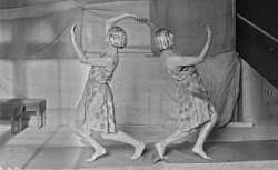 Danses grecques par Mlle [Y.] Daunt de l'Opéra et Melle [Y.] Franck de l'Opéra [25 novembre 1921] : [Agence Rol]