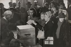 Femmes votant lors du référendum de 1945 ou de 1946 : [photographie] / Agence Interpress, Bibliothèque Historique de la Ville de Paris 
