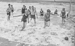 Deauville, 15-8-27, la plage [baigneurs jouant au ballon en bord de mer] : [photographie de presse] / [Agence Rol] 